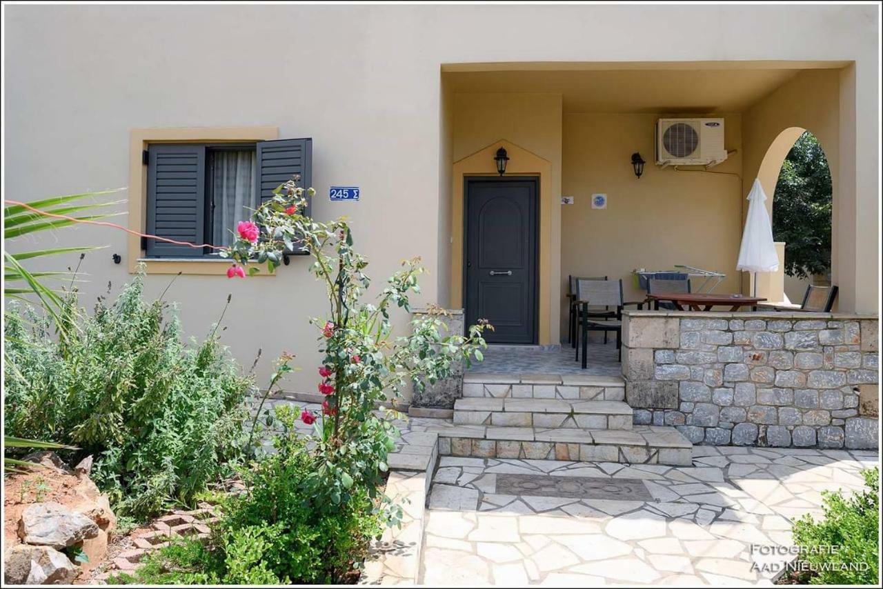 Finikes Apartments Stoúpa Exterior photo